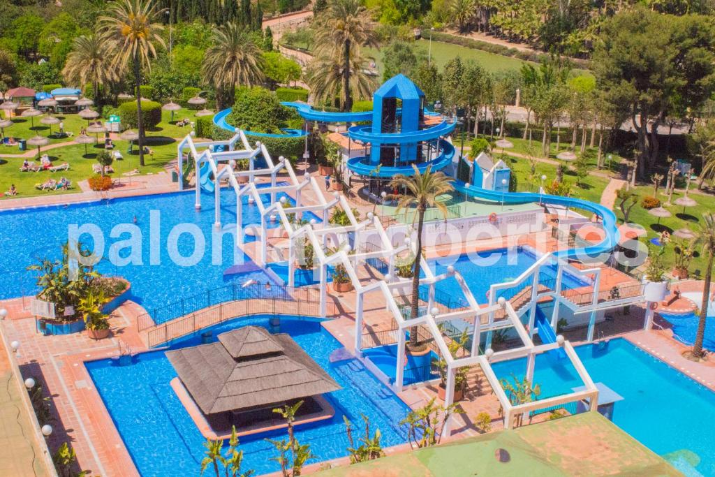 Fotografia z galérie ubytovania Benal Beach 2BDR beachfront apartment with water park v destinácii Benalmádena