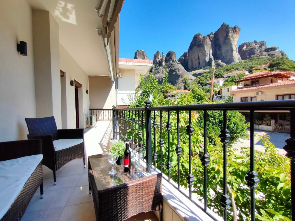 - Balcón con mesa y vistas a la montaña en Quiet spot Rock view House, en Kalambaka