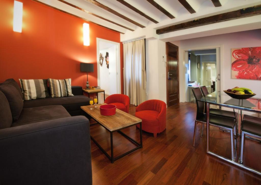 sala de estar con sofá y mesa en Apartamentos Abad Toledo, en Toledo