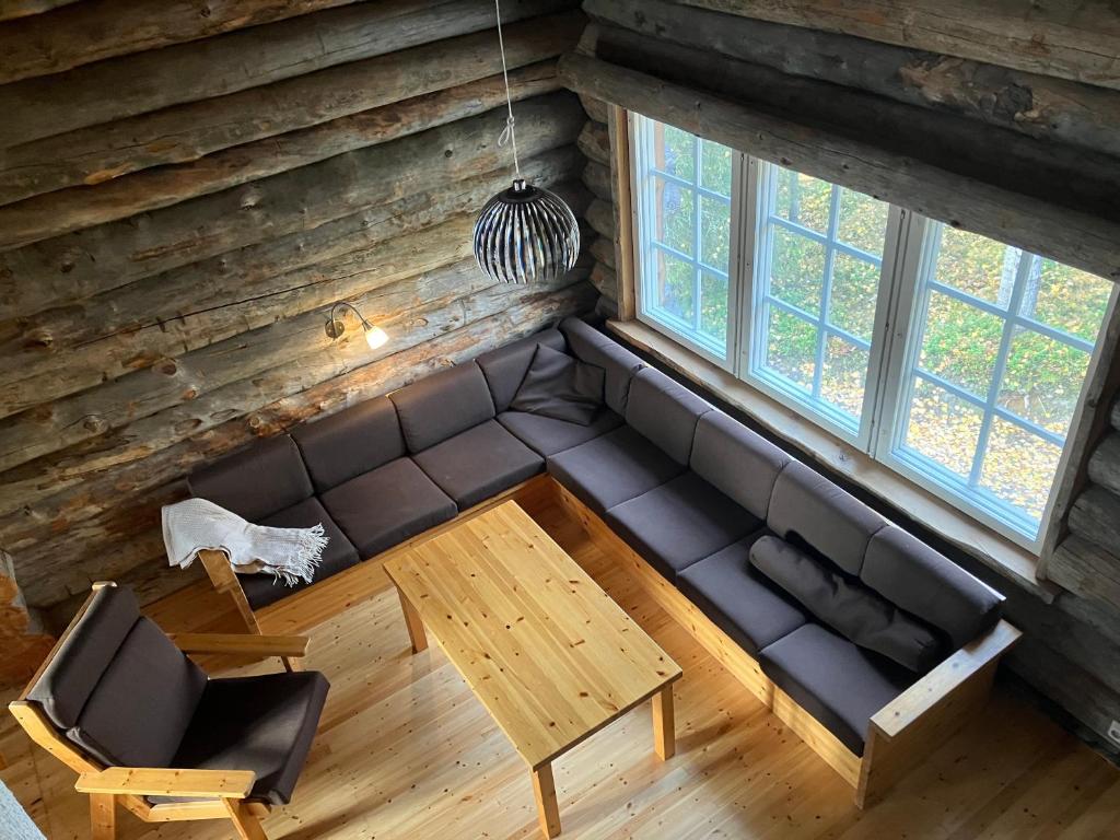 an overhead view of a living room with a couch and a table at RepoRuka in Ruka
