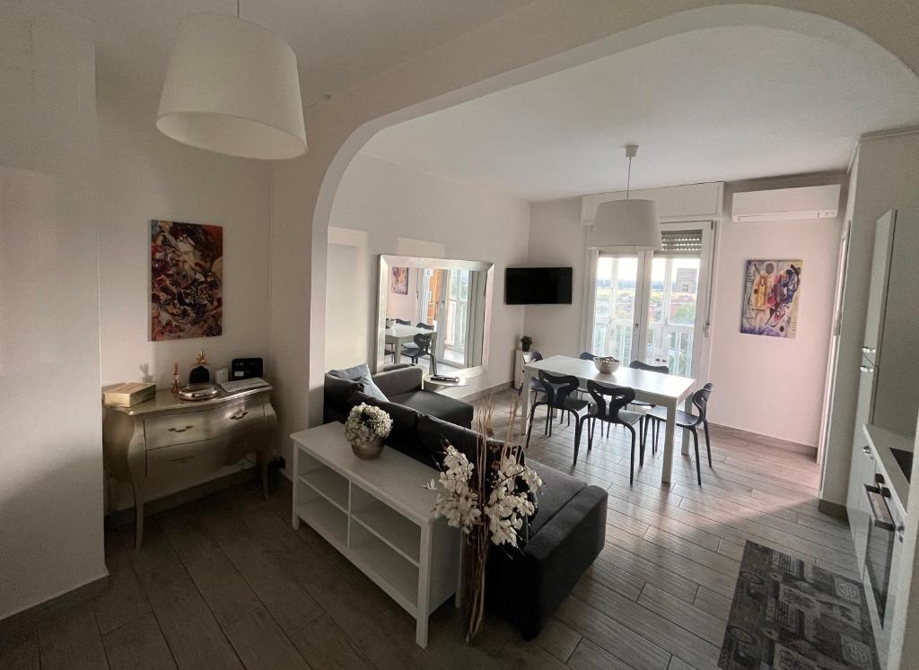 Appartamento panoramico vicino a fiere e stadio - Three-Bedroom Apartment
