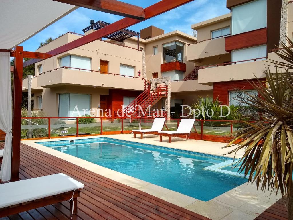 une villa avec piscine devant un immeuble dans l'établissement Arena de Mar - Dpto D, à Mar de las Pampas