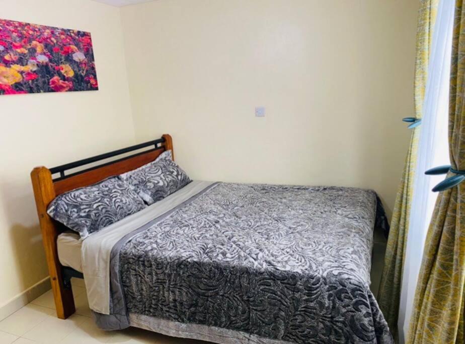 Ένα ή περισσότερα κρεβάτια σε δωμάτιο στο Stylish centrally located apt: secure,WiFi&parking