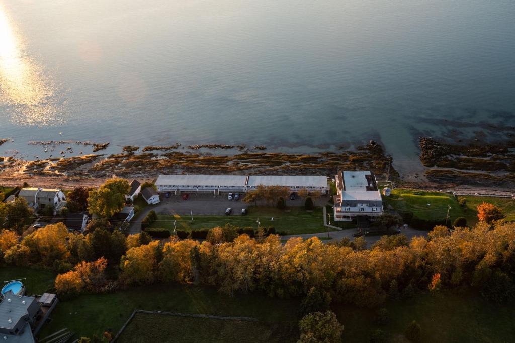 une vue aérienne d'un camion-pompier garé à côté de l'eau dans l'établissement Auberge sur Mer, à Notre-Dame-du-Portage