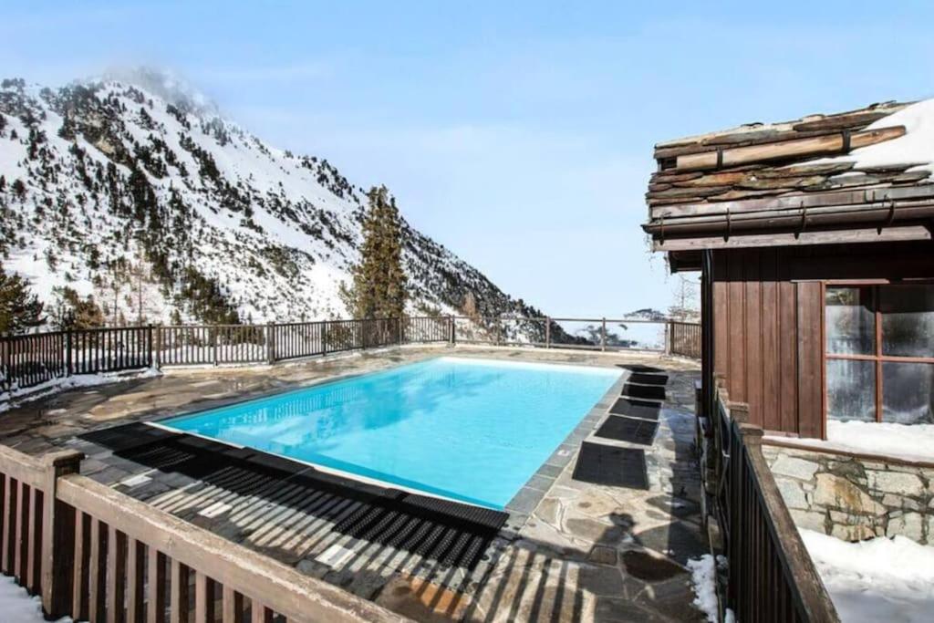 Basen w obiekcie Appartement style chalet 5* vue Mont-Blanc - Arc 1950 lub w pobliżu