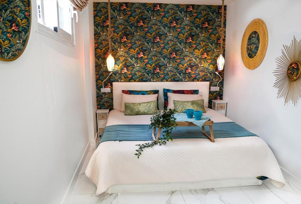 una camera da letto con un letto e un tavolo sopra di Apartament Sunrise ad Adeje