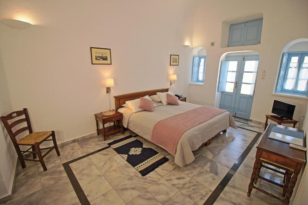 Een bed of bedden in een kamer bij Aethrio Sunset Village - Oia