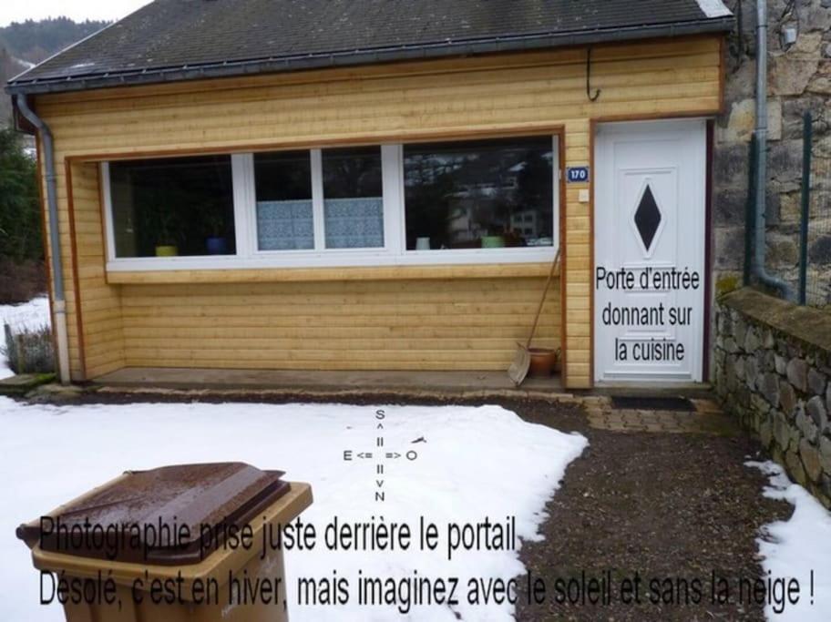 Obiekt Maison lumineuse et spacieuse avec terrain zimą