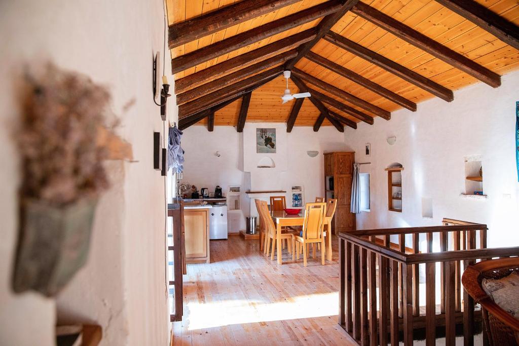 eine Küche und ein Esszimmer mit Holzdecken in der Unterkunft Rustic Holiday Villa Upper Qeparo in Himarë