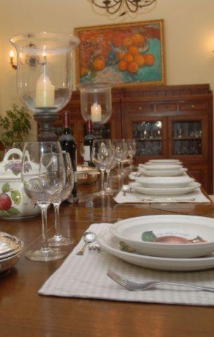 drewniany stół z płytami i kieliszkami do wina w obiekcie Casa Rociera Ángel Teresa w mieście El Rocío