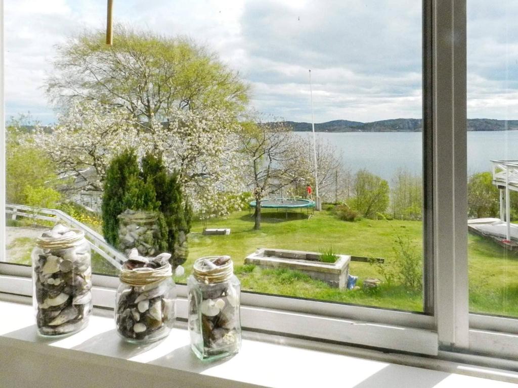 una ventana con tarros y vistas al agua en 7 person holiday home in LYSEKIL, en Lysekil