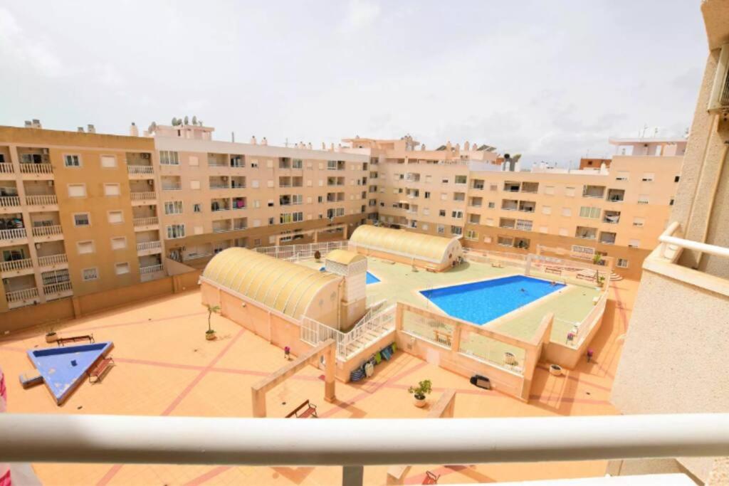 Bazén v ubytování Top floor Torrevieja center apartment nebo v jeho okolí