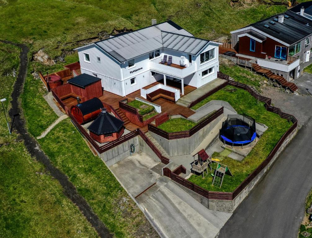 an overhead view of a large white house at Stykkjastova - view and positioning in Kvívík