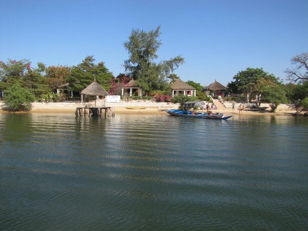 um grupo de pessoas em um barco em um corpo de água em Bazouk Du Saloum Ecolodge em Mar Lodj