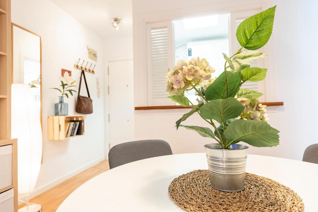 un vaso con fiori su un tavolo in una stanza di MARIALUISA_PARK@HOME VFT/SE/03556 a Siviglia