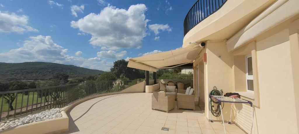 balkon domu z widokiem na góry w obiekcie LUMINOSO APARTAMENTO San Roque Golf Club w mieście San Roque
