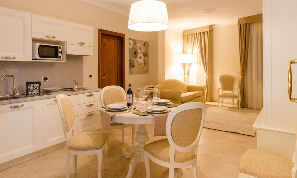 cocina y sala de estar con mesa y sillas en Residenza Marchesi Pontenani, en Florencia
