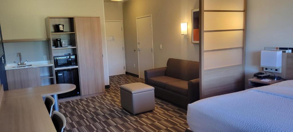 Microtel Inn & Suites by Wyndham Fountain Fort Carson photo
