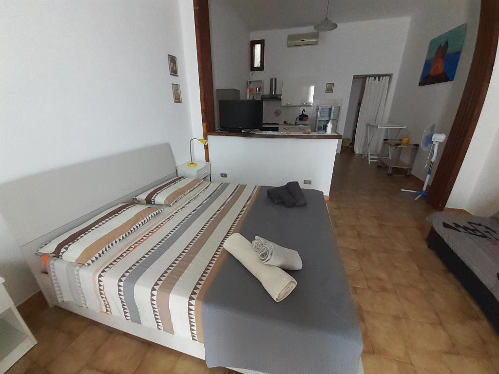 Łóżko lub łóżka w pokoju w obiekcie Lido dei Miracoli