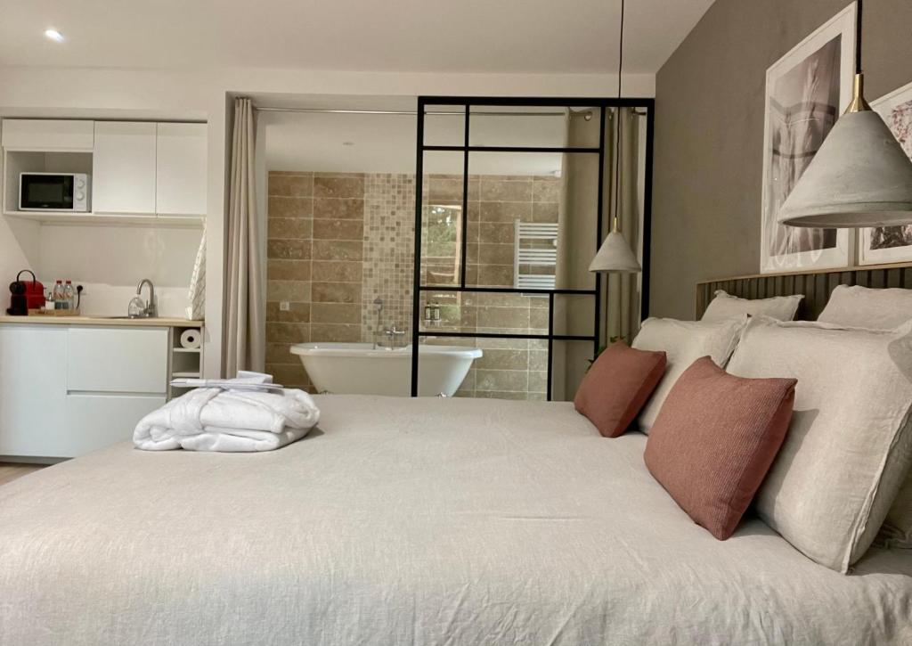 Posteľ alebo postele v izbe v ubytovaní Madame Imagine, Lodges & SPA Epinal