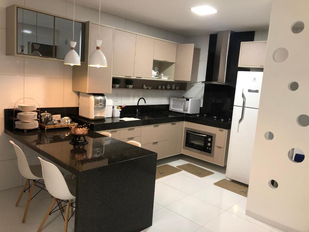 Η κουζίνα ή μικρή κουζίνα στο Aluguéis por temporada em Campina Grande