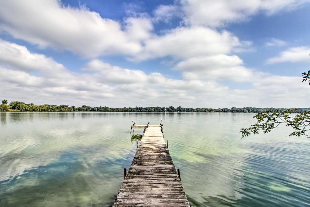 ein Holzsteg im Wasser auf einem See in der Unterkunft Couples Cabin - Upper Unit with Deck on Eagle Lake in Big Lake