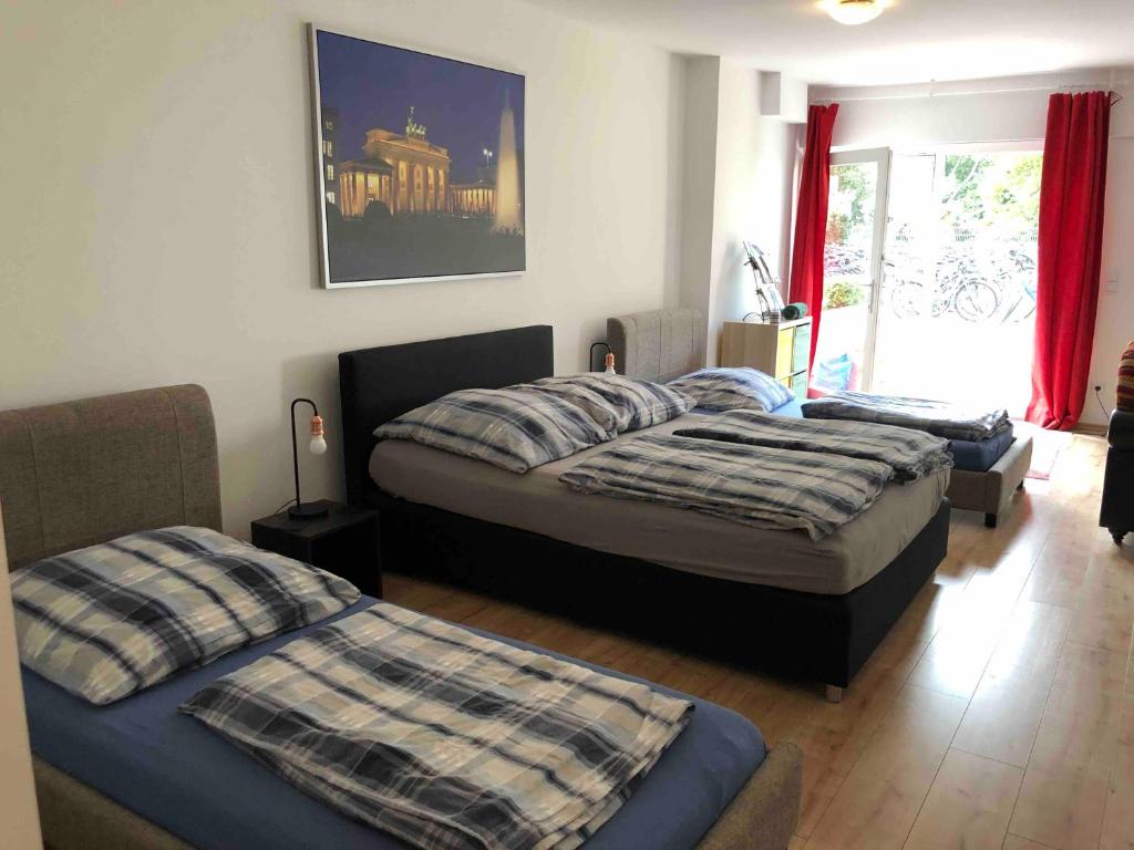 1 dormitorio con 2 camas y ventana en Potsdamer Platz-Top Spot Studio 1 en Berlín