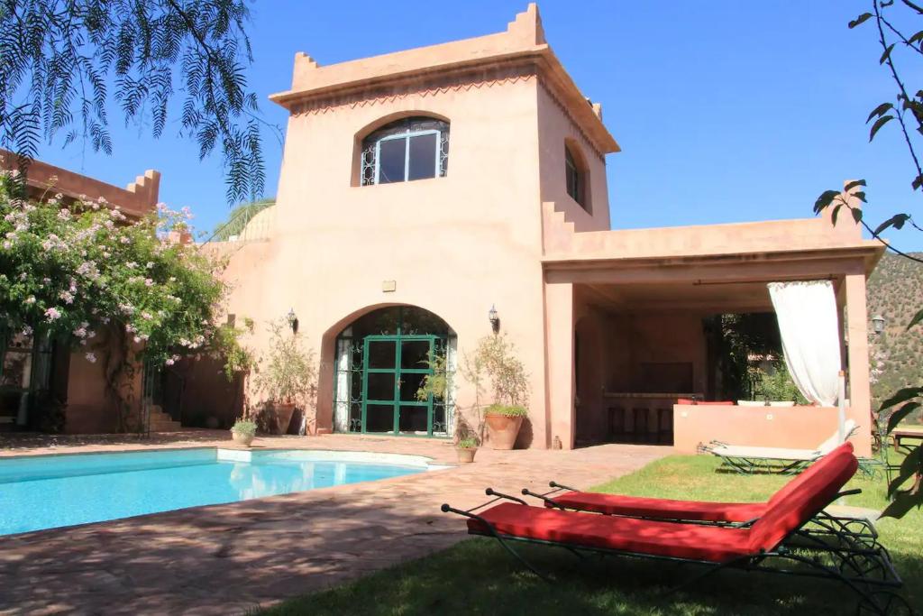 Magnifique villa avec piscine et vue à 360° à 1H de Marrakech