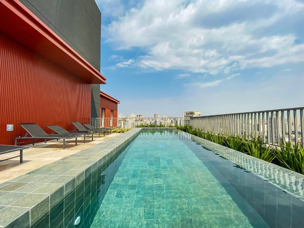 uma piscina no telhado de um edifício em 360 Suítes VN Turiassú by Housi - Apartamentos mobiliados em São Paulo