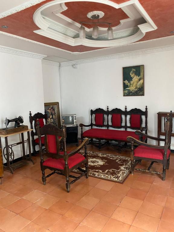 een woonkamer met 2 bedden en een plafond bij La Casona Hostal in Pereira