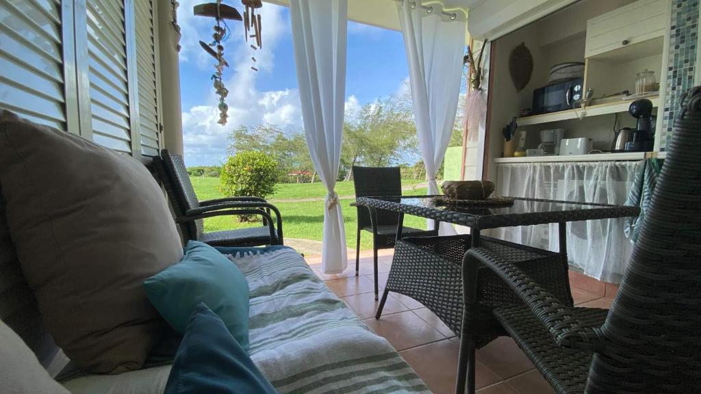 Celadon guadeloupe في ساينت آن: غرفة معيشة مع أريكة وطاولة
