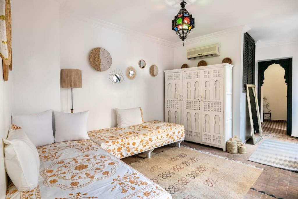 Postel nebo postele na pokoji v ubytování Riad Basidi piscine chauffée sur le toit de la médina