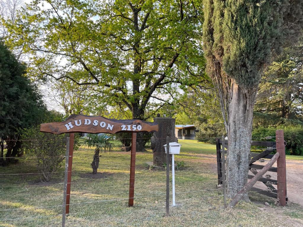 Ein Schild, auf dem "Hudson" steht. in der Unterkunft Quinta Familiar Monteavaro in Tandil