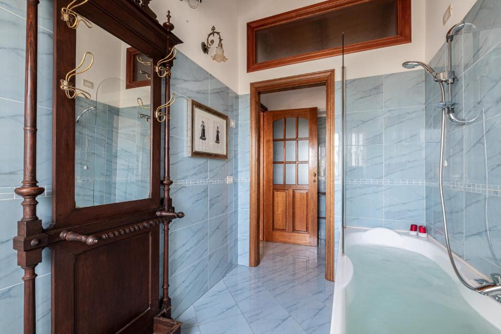 Un baño de Corte Cristina & Suites