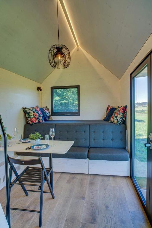 Posezení v ubytování Wonderful Tiny house Hootka with fabulous view near Semily