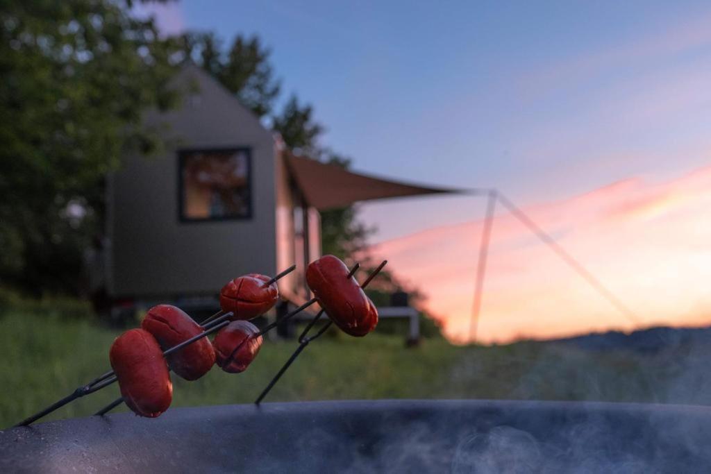 Východ nebo západ slunce při pohledu z prázdninového domu nebo okolí