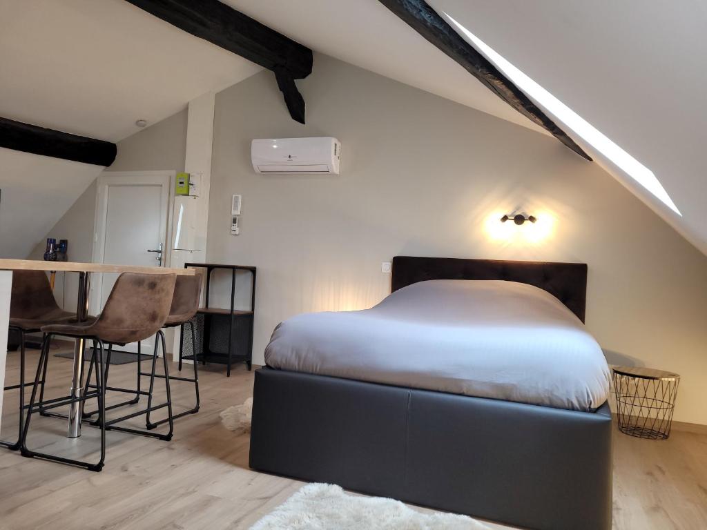 Кровать или кровати в номере Studio au centre-ville