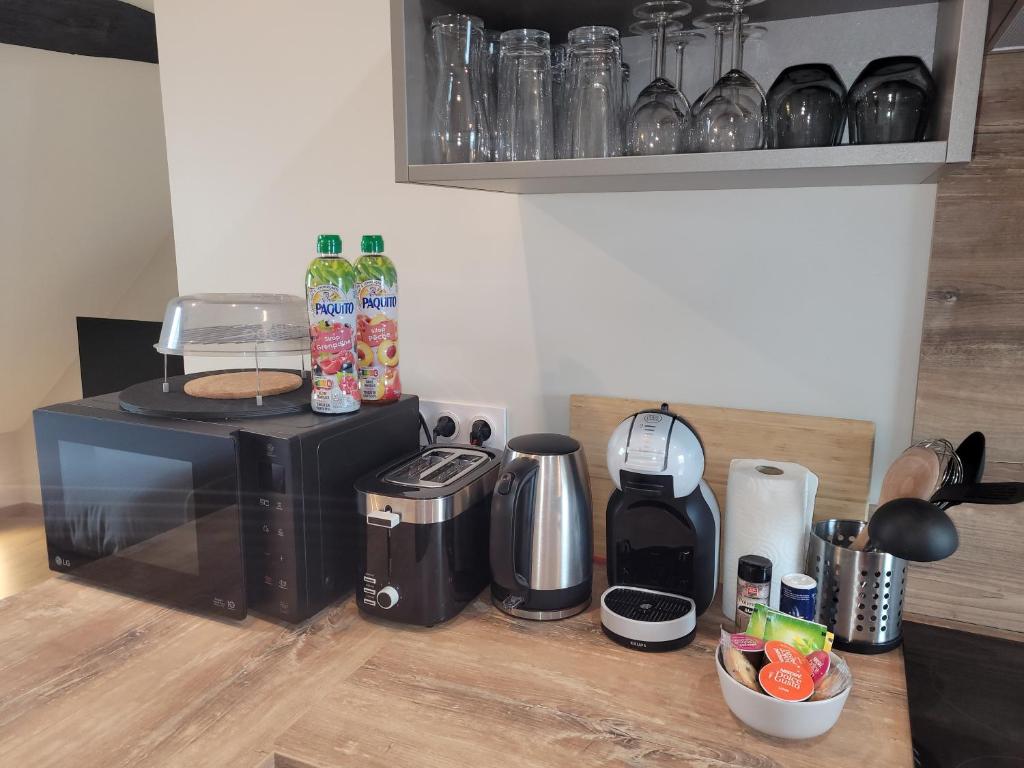 a kitchen counter with a coffee maker and a toaster at Studio au centre-ville in Saint-Jean-de-Losne