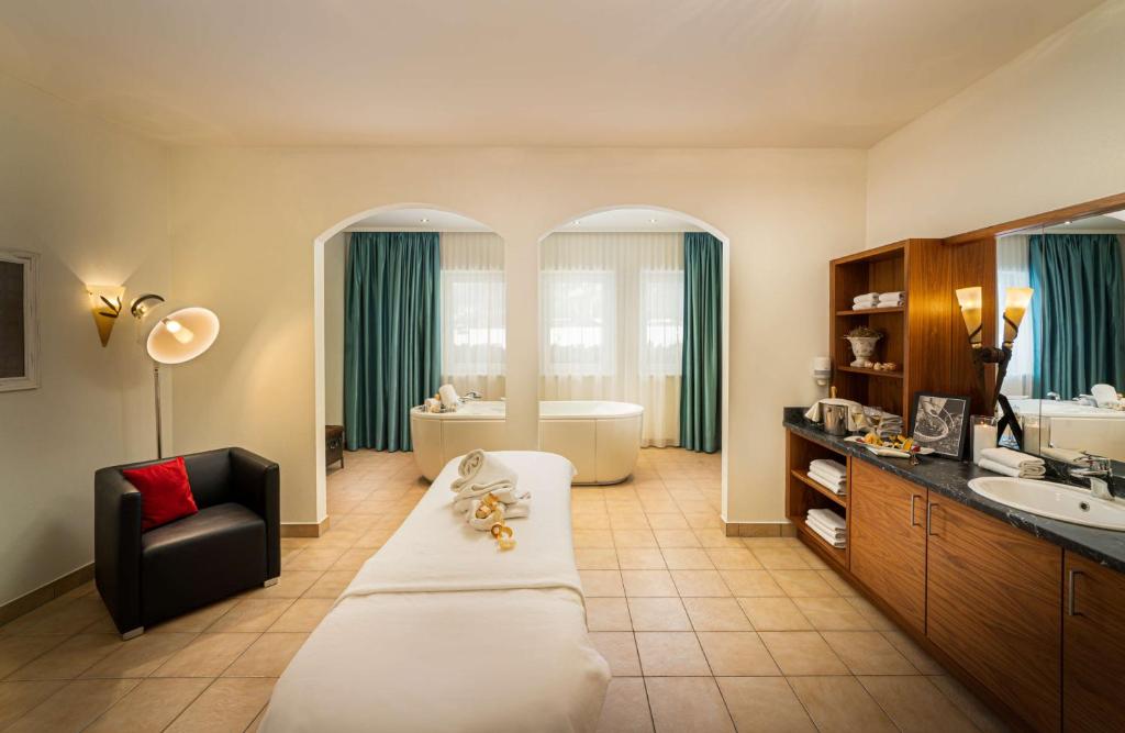 Postel nebo postele na pokoji v ubytování KUHOTEL by Rilano