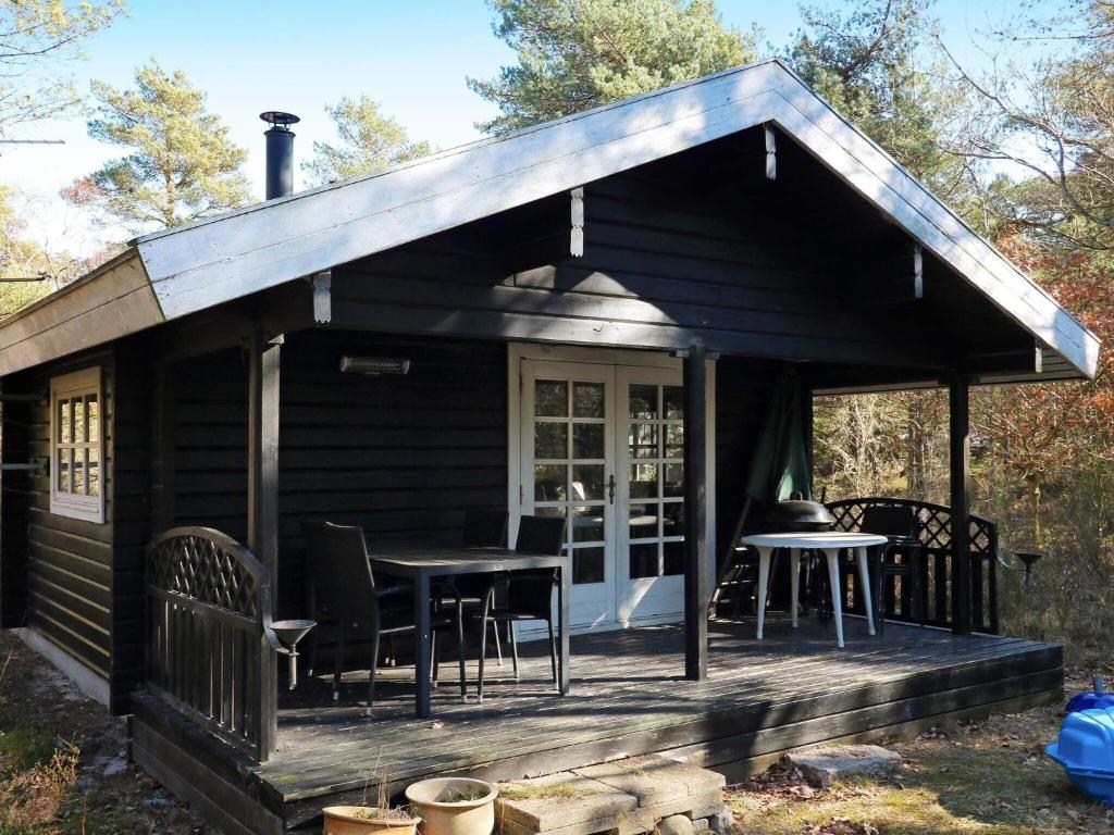 une cabine avec une table et des chaises sur une terrasse dans l'établissement Holiday home Hadsund CIII, à Hadsund
