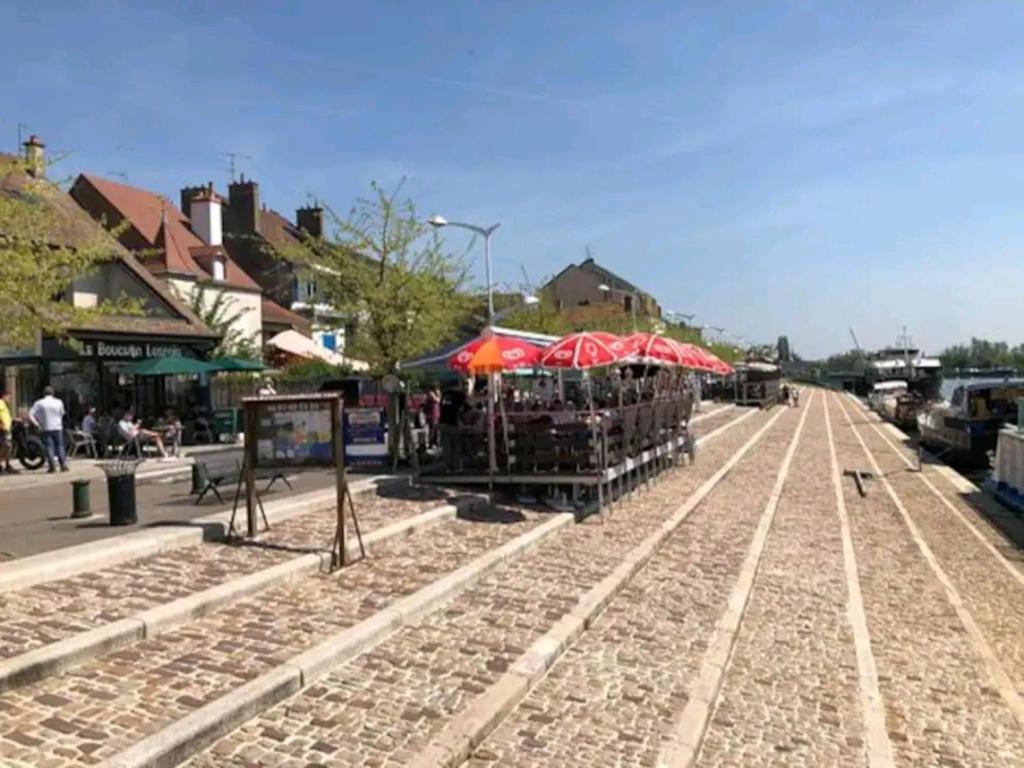 a street with umbrellas on the side of a road at Studio au centre-ville in Saint-Jean-de-Losne