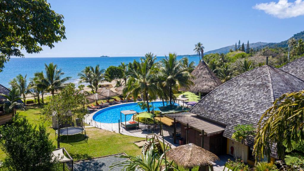 einem Luftblick auf ein Resort mit Pool und Meer in der Unterkunft Hotel Tieti in Poindimié