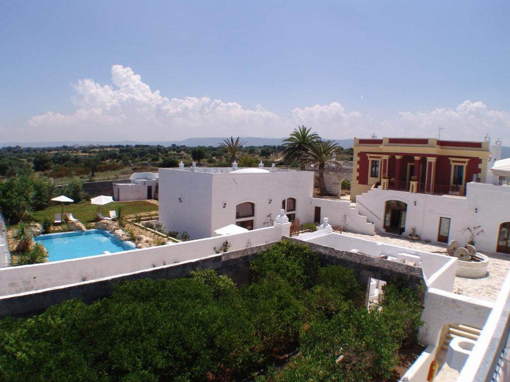 Bazén v ubytování Hotel Masseria Fortificata Donnaloia nebo v jeho okolí