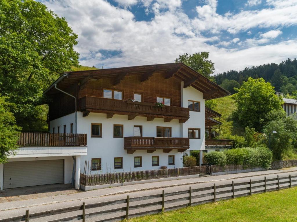 ein weißes Haus mit braunem Dach in der Unterkunft Apartement am Lift XL in Hopfgarten im Brixental