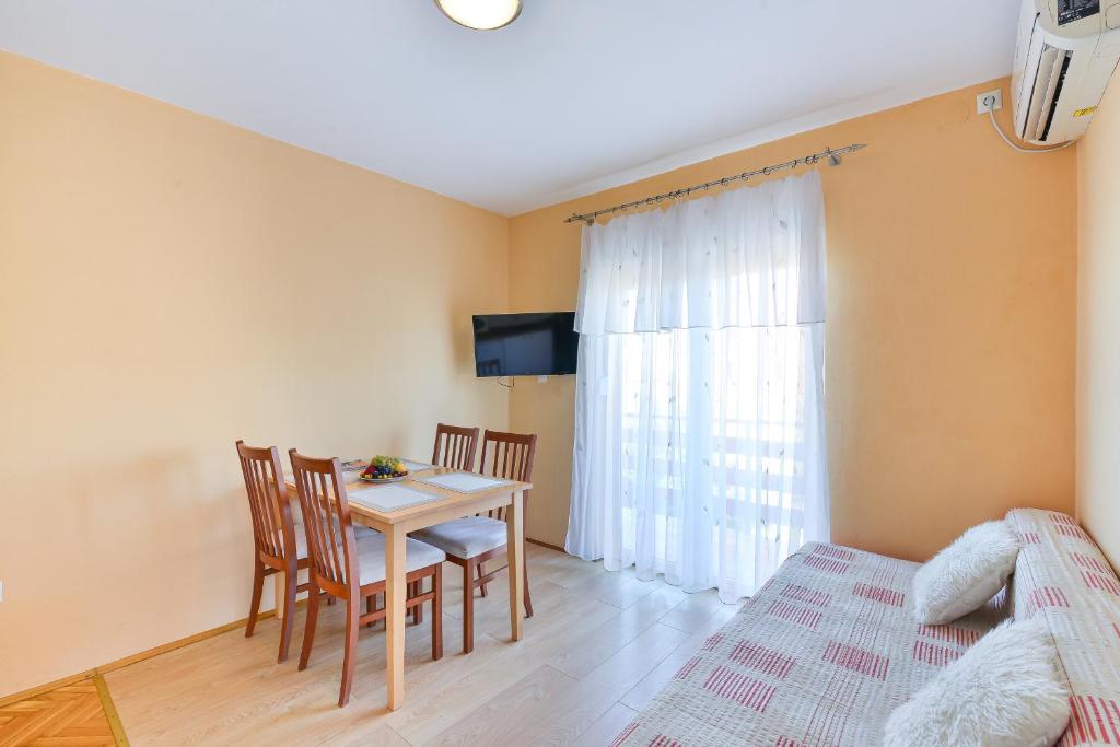 Televízia a/alebo spoločenská miestnosť v ubytovaní Apartments by the sea Bibinje, Zadar - 5786