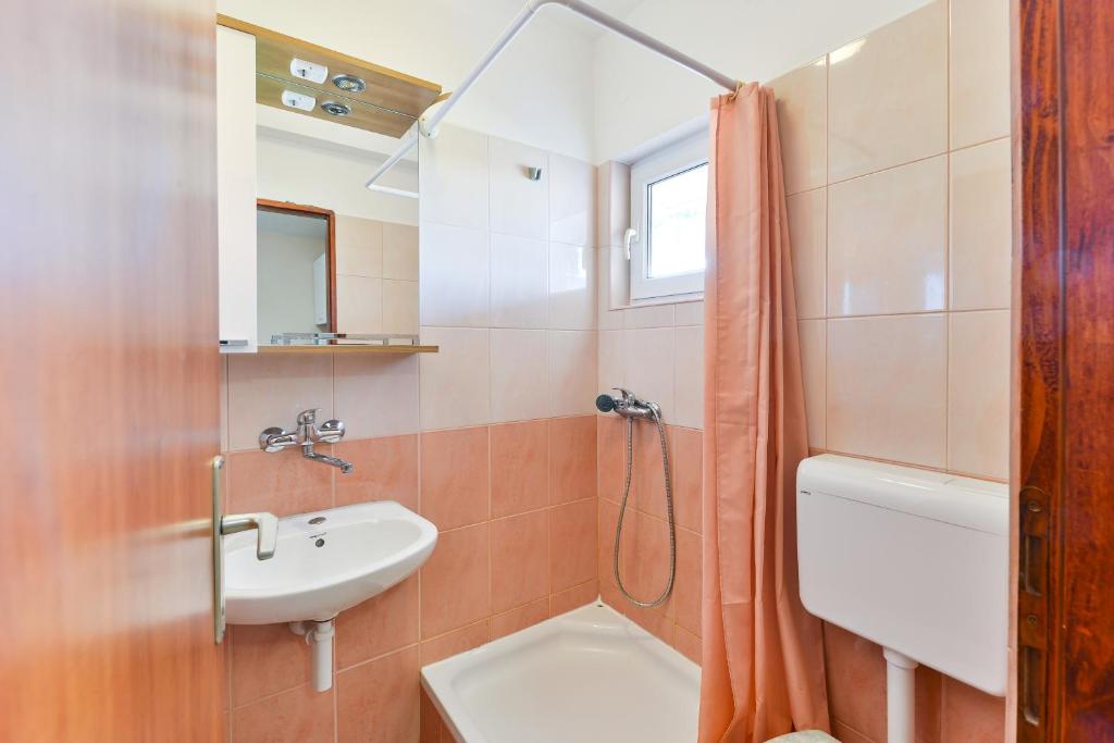 Kúpeľňa v ubytovaní Apartments by the sea Bibinje, Zadar - 5786