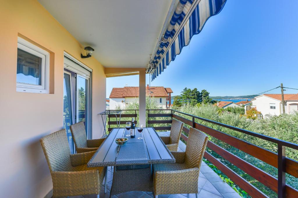 Un balc&oacute;n o terraza de Apartments by the sea Bibinje, Zadar - 5786