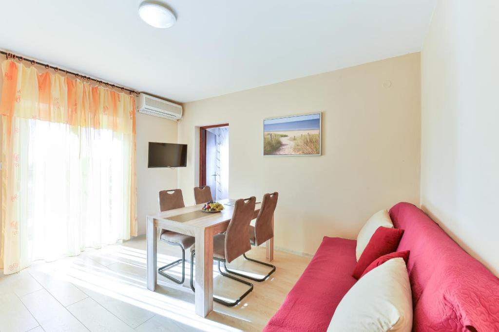 Televízia a/alebo spoločenská miestnosť v ubytovaní Apartments by the sea Bibinje, Zadar - 5786