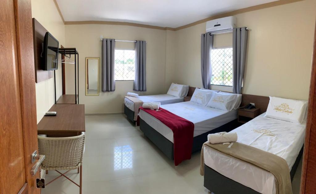 Hotel Estrela tesisinde bir odada yatak veya yataklar