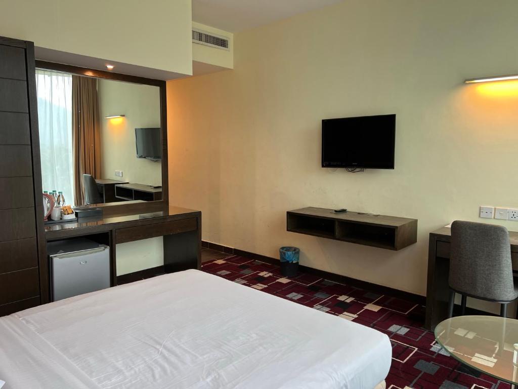 TV a/nebo společenská místnost v ubytování SSL Traders Hotel